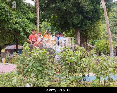 Ambon, Indonesien - 11. Februar 2018: die Kinder auf der lokalen muslimischen Friedhof in der kleinen Stadt auf der Insel Ambon, Maluku Stockfoto