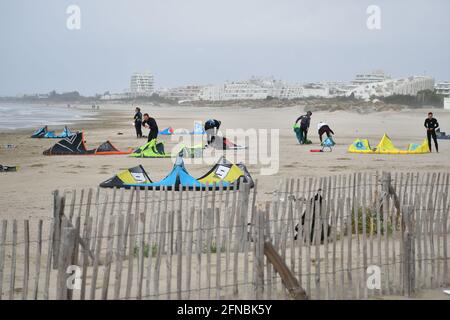 Kitesurfer bereiten sich in Port Camargue, in der Nähe von Palavas les Flots, Carnon Plage und Montpellier, Ockitanie, Südfrankreich, Sud de France vor Stockfoto