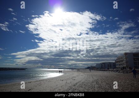 Menschen, die am Strand während des Drachenfestes in Palavas les Flots, Carnon Plage, Montpellier, okzitanien, Südfrankreich, Sud de France Stockfoto