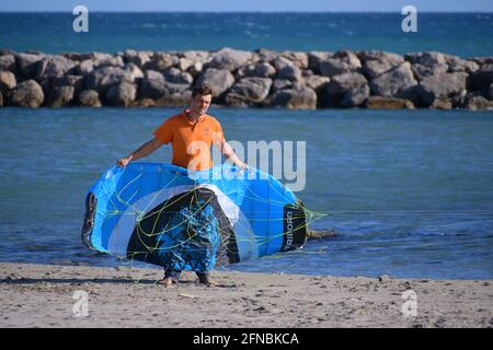 Mann, der während des Drachenfestes in Palavas les Flots, Carnon Plage, Montpellier, Sud de France Stockfoto