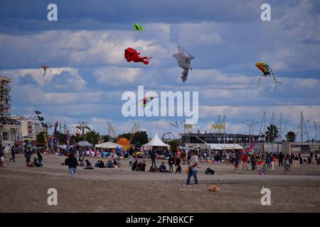 Verschiedene Drachen und Dekorationen während des Drachenfestes in Palavas les Flots, Carnon Plage, Montpellier, Sud de France Stockfoto