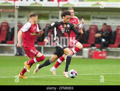 Freiburg, Deutschland. Mai 2021. Leroy SANE, FCB 10 Wettkampf um den Ball, Tackling, Duell, Header, zweikampf, Aktion, Kampf gegen Christian GUENTER, BRD 30 Lukas KUEBLER, BRD 17 im Spiel SC FREIBURG - FC BAYERN MÜNCHEN 2-2 1.Deutsche Fußballliga am 15. Mai 2021 in Freiburg, Deutschland Saison 2020/2021, Spieltag 33, 1.Bundesliga, FCB, München, 33.Spieltag, Credit: Peter Schatz/Alamy Live News Stockfoto