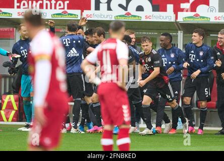 Freiburg, Deutschland. Mai 2021. Robert LEWANDOWSKI, FCB 9 Punkte, schießt Tor, Tor, Treffer, 0:1, er ausgeglichen gerd müller Torrekord von 40 Toren in einer Saison, Feier mit der Mannschaft im Spiel SC FREIBURG - FC BAYERN MÜNCHEN 2-2 1.Deutsche Fußball-Liga am 15. Mai 2021 in Freiburg, Deutschland Saison 2020/2021, Spieltag 33, 1.Bundesliga, FCB, München, 33.Spieltag, Credit: Peter Schatz/Alamy Live News Stockfoto