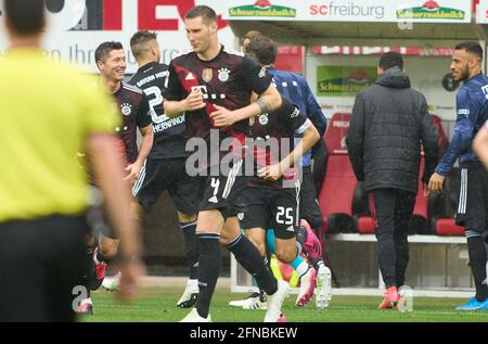 Freiburg, Deutschland. Mai 2021. Robert LEWANDOWSKI, FCB 9 Punkte, schießt Tor, Tor, Treffer, 0:1, er ausgeglichen gerd müller Torrekord von 40 Toren in einer Saison, Feier mit der Mannschaft im Spiel SC FREIBURG - FC BAYERN MÜNCHEN 2-2 1.Deutsche Fußball-Liga am 15. Mai 2021 in Freiburg, Deutschland Saison 2020/2021, Spieltag 33, 1.Bundesliga, FCB, München, 33.Spieltag, Credit: Peter Schatz/Alamy Live News Stockfoto