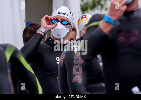 Budapest, Ungarn. Mai 2021. BUDAPEST, UNGARN - 16. MAI: Lars Bottelier aus den Niederlanden, der während der len-Europameisterschaft im Freiwasserschwimmen am Lupa-See am 16. Mai 2021 in Budapest, Ungarn, an den Mixed 25 km teilnimmt (Foto: Marcel ter Bals/Orange Picics) Credit: Orange Pics BV/Alamy Live News Stockfoto