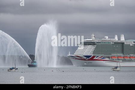 Southampton, Hampshire, Großbritannien. Mai 2021. Das neue P&O-Kreuzschiff Iona fährt nach Southampton. Mit einer Länge von 344 Metern ist Iona das größte britische Kreuzschiff und wird heute in den Southampton Docks benannt. Die Namenszeremonie, bei der der Musikstar Gary Barlow auftrat, wird als virtuelle Veranstaltung abgehalten, bei der VIP-Gäste die Zeremonie aus der Ferne beobachten können. Credit Stuart Martin/Alamy Live News Stockfoto