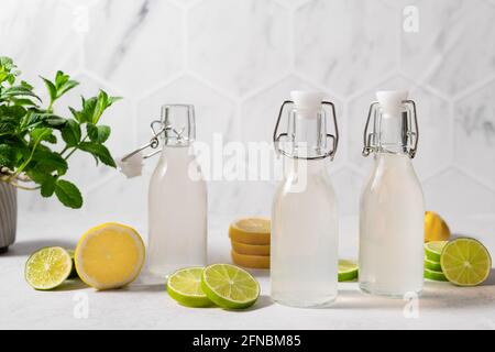 Frische Limette und Zitronenlimonade auf dem Küchentisch Stockfoto