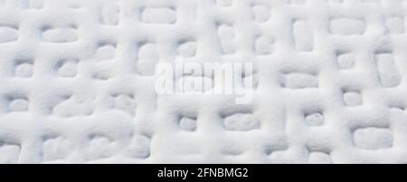 Weißer natürlicher Hintergrund. Abstraktes geometrisches Muster. Schnee auf den Platten. Stockfoto