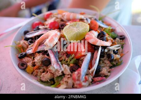 Seafood Salatplatte in Palavas les Flots, in der Nähe von Carnon Plage und Montpellier, in der Nähe von okzitanien, Südfrankreich Stockfoto