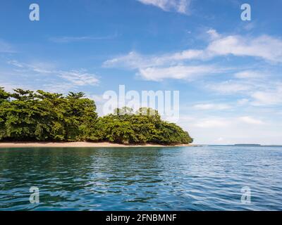 Blick auf die Insel, eine der sieben Inseln, in der Nähe der Insel Seram, Maluku, eine Gruppe von Inseln im östlichen Teil des Malaiischen Archipels, die ist Stockfoto