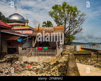 Pasar Kecamatan Pasanea, Indonesien - 15. Februar 2018: Straßen- und Holzhäuser im kleinen Dorf auf der Seram Insel, Zentral-Maluku, Indonesien, Asien Stockfoto