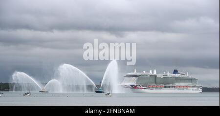 Southampton, Hampshire, Großbritannien. Mai 2021. Das neue P&O-Kreuzschiff Iona fährt nach Southampton. Mit einer Länge von 344 Metern ist Iona das größte britische Kreuzschiff und wird heute in den Southampton Docks benannt. Die Namenszeremonie, bei der der Musikstar Gary Barlow auftrat, wird als virtuelle Veranstaltung abgehalten, bei der VIP-Gäste die Zeremonie aus der Ferne beobachten können. Credit Stuart Martin/Alamy Live News Stockfoto