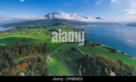 Schweizer Luftflug. Weggis Stadt am Ufer des Vierwaldstättersees. Der Gipfel des Rigi Stockfoto