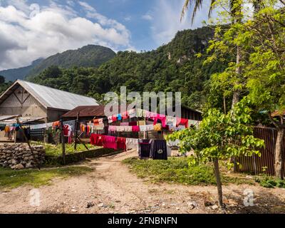 Pasar Kecamatan Pasanea, Indonesien - 15. Februar 2018: Straßen- und Holzhäuser im kleinen Dorf auf der Seram Insel, Zentral-Maluku, Indonesien, Asien Stockfoto