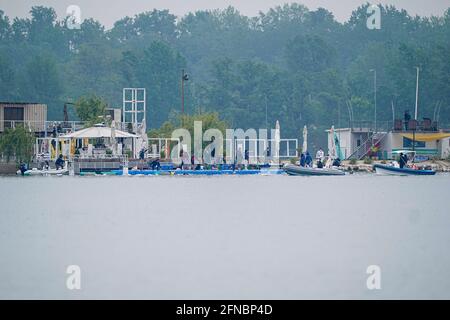 Budapest, Ungarn. Mai 2021. BUDAPEST, UNGARN - MAI 16: Überblick über die Teilnehmer, die während der len-Europameisterschaft im Freiwasserschwimmen am Lupa-See am 16. Mai 2021 in Budapest, Ungarn, an den Mixed 25 km teilnehmen (Foto: Andre Weening/Orange Picics) Credit: Orange Pics BV/Alamy Live News Stockfoto