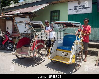 Ambon, Indonesien - Feb, 2018: Becaks, der traditionelle Transport in Indonesien. (Beca, Betjak, Betja oder Beetja). Es ist die indonesische Inkarnation Stockfoto