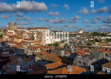 Blick vom Miradouro da Vitória auf die Altstadt mit der Kathedrale Sé, dem Bischofspalast Paço Episcopal und der Kirche Igreja Sao Lourenco - Convento Stockfoto