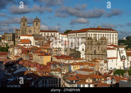 Blick vom Miradouro da Vitória auf die Altstadt mit der Kathedrale Sé, dem Bischofspalast Paço Episcopal und der Kirche Igreja Sao Lourenco - Convento Stockfoto