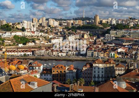 Blick vom Miradouro da Vitória auf den Fluss Douro und Vila Nova de Gaia, Porto, Portugal, Europa Blick vom Miradouro da Vitória zum Douro River A Stockfoto