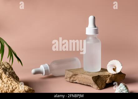 Naturkosmetikprodukte auf beigem Hintergrund Stockfoto