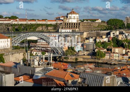 Blick vom Miradouro da Vitória auf das Kloster Mosteiro da Serra do Pilar in gaia und die Brücke Ponte Dom Luís I, Porto, Portugal, Europa Stockfoto