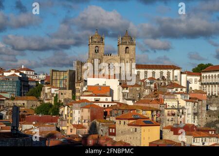 Blick vom Miradouro da Vitória auf die Altstadt mit der Kathedrale Sé in Porto, Portugal, Europa Blick vom Miradouro da Vitória in den alten Teil o Stockfoto