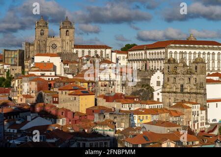 Blick vom Miradouro da Vitória auf die Altstadt mit der Kathedrale Sé, dem Bischofspalast Paço Episcopal und der Kirche Igreja Sao Lourenco - Convento Stockfoto