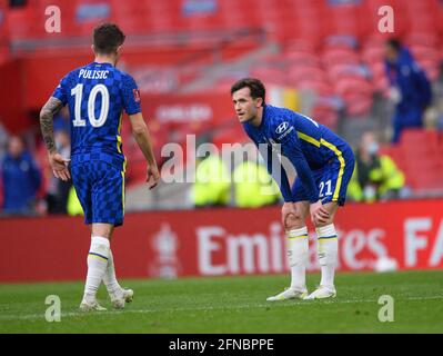 London, Großbritannien. Mai 2021. 15. Mai 2021 - Chelsea gegen Leicester City - FA-Pokalfinale - Wembley Stadium - London Ben Chilwell von Chelsea wurde beim Finalpfiff während des FA-Pokalfinales gegen Leicester City niedergeschlagen. Bildnachweis: Kredit: Mark Pain/Alamy Live Nachrichten Stockfoto