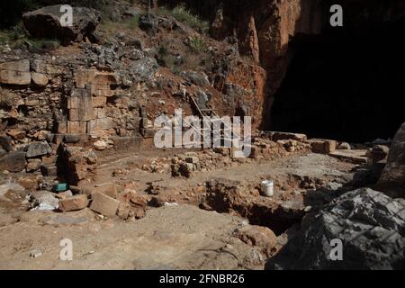 Überreste des Augustus-Tempels, der von Herodes dem Großen vor der Grotte des Gottes Pan im Banias National Park, am Fuße des Mt Hermon, erbaut wurde. Stockfoto