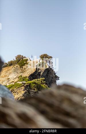 Die Kapelle des Hl. Johannes des Täufers, die im Erfolgsfilm „Mama Mia“ zu sehen ist, sitzt dramatisch auf einem Felsfinger vor der Insel Skop Stockfoto