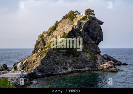 Die Kapelle des Hl. Johannes des Täufers, die im Erfolgsfilm „Mama Mia“ zu sehen ist, sitzt dramatisch auf einem Felsfinger vor der Insel Skop Stockfoto