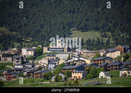 Les Angles Dorf im Frühling (Pyrénées Orientales, Ockitanie, Frankreich) ESP: Pueblo de Les Angles en primavera (Pyrénées Orientales, Ockitania Francia) Stockfoto