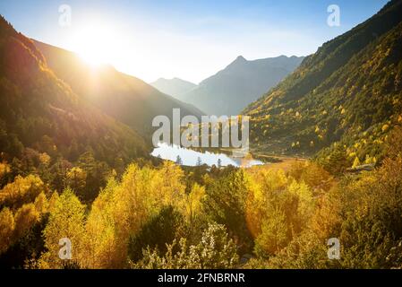 Llebreta-See bei Sonnenuntergang im Herbst (Boí-Tal, Nationalpark Aigüestortes Sant Maurici, Katalonien, Spanien, Pyrenäen) Stockfoto