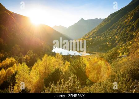 Llebreta-See bei Sonnenuntergang im Herbst (Boí-Tal, Nationalpark Aigüestortes Sant Maurici, Katalonien, Spanien, Pyrenäen) Stockfoto