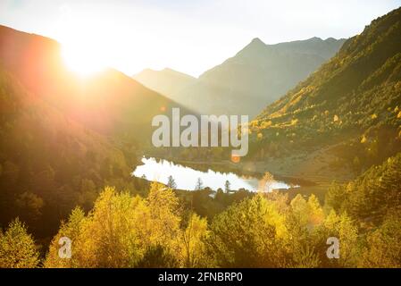 Llebreta-See bei Sonnenuntergang im Herbst (Boí-Tal, Nationalpark Aigüestortes Sant Maurici, Katalonien, Spanien, Pyrenäen) Stockfoto