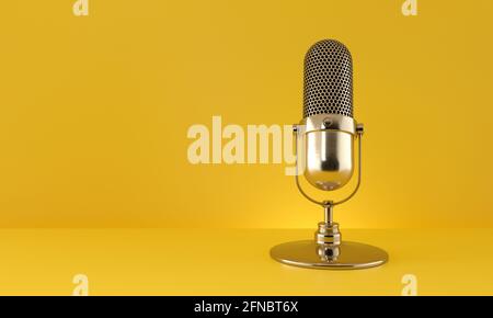 Creator-Inhalt. Goldenes Mikrofon auf gelbem Hintergrund. 3d-Rendering. Stockfoto