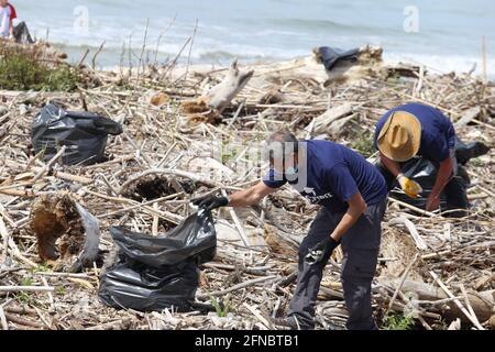 Minturno, Italien. 16.Mai 2021. Freiwillige von Plastic Free haben sich an der Lazio-Seite des Flusses Garigliano mit der Reinigung und Sammlung von verlassenen Plastikmüll beschäftigt. Kredit: Antonio Nardelli / Alamy Live Nachrichten Stockfoto