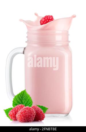 himbeere fällt in Einmachglas Joghurt mit Spritzer Stockfoto
