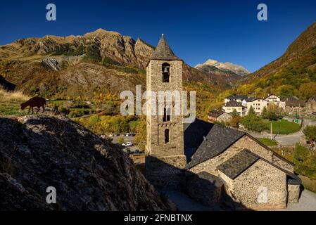 Romanische Kirche von Sant Joan de Boí im Herbst (Vall de Boí, Katalonien, Spanien, Pyrenäen) ESP: Iglesia románica de Sant Joan de Boí en otoño, España Stockfoto