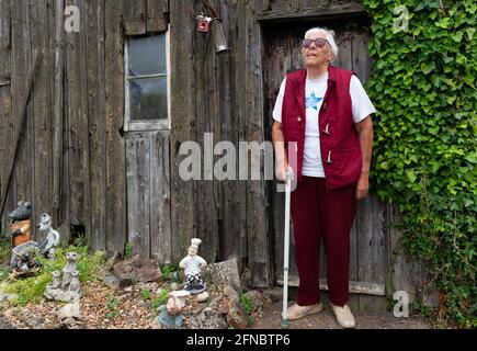 90-jährige Frau, die an Makuladegeneration in ihren Augen leidet Stockfoto
