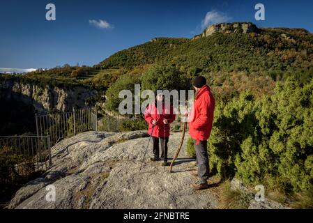 Sallent Cascade (Rupit) aus der Sicht der Wasserfälle (Collsacabra, Katalonien, Spanien) ESP: Salto de Sallent de Rupit desde el mirador, España Stockfoto