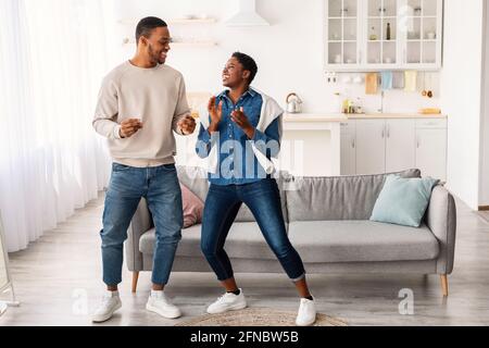 Portrait eines fröhlichen afro-Paares, das zu Hause tanzt Stockfoto
