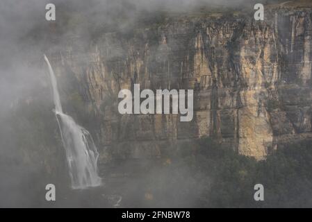 Salt de Sallent Wasserfall von den Tavertet Cliffs aus gesehen an einem nebligen Regentag (Collsacabra, Katalonien, Spanien) ESP: Vistas del Salto de Sallent de Rupit Stockfoto