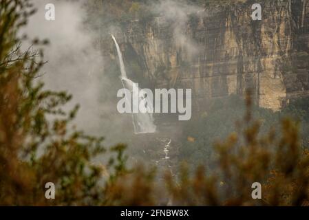 Salt de Sallent Wasserfall von den Tavertet Cliffs aus gesehen an einem nebligen Regentag (Collsacabra, Katalonien, Spanien) ESP: Vistas del Salto de Sallent de Rupit Stockfoto