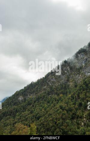 Neblige Berge im Herbst in Österreich Stockfoto