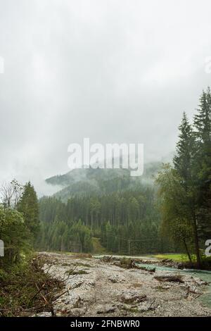 An einem regnerischen Tag rollt im Herbst ein blauer Fluss durch Mittelösterreich. Stockfoto