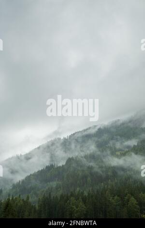 Neblige Berge im Herbst in Österreich Stockfoto