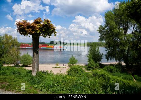 Am Rheinstrand bei Rheinberg-Orsoy sitzt ein Paar am Sandstrand. Stockfoto