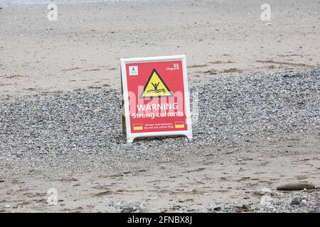 Portreath, Cornwall, 16. Mai 2021, waren die RNLI in Portreath, Cornwall, im Dienst, mit einem roten Warnschild, das die Menschen an die Gefahr starker Strömungen erinnerte. Die Surfer machten das Beste aus den großen Wellen, da das Wetter mit 12 Grad Regen und einer frischen Brise prognostiziert wird. Kredit: Keith Larby/Alamy Live Nachrichten Stockfoto