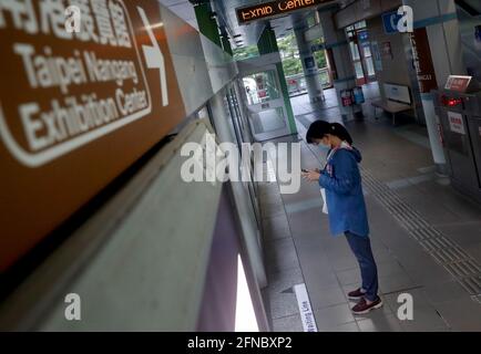 Taipeh, Taiwan. Mai 2021. In den öffentlichen Bereichen werden weniger Menschen gesehen, da Taiwan am Sonntag über 206 Fälle im Inland berichtet, ein Sprung von dem Rekordhoch am Samstag seit dem Ausbruch der Pandemie. Die Hauptstadt Taipei und New Taipei haben strengere Beschränkungen auferlegt, darunter die Schließung nicht wichtiger Unternehmen und Institute, die Einrichtung von Rapid Covid-Testzentren und die Einstellung großer Versammlungen und Aktivitäten nach 180 Fällen, die am 15. Mai gemeldet wurden. Quelle: Daniel Ceng Shou-Yi/ZUMA Wire/Alamy Live News Stockfoto